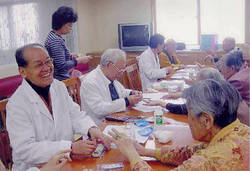 정기적인 양로원 봉사활동 '극찬'