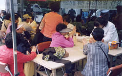 "시술봉사하고 서명도 받았어요"