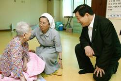 김성이 장관, 성나자로마을 방문