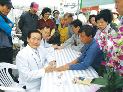 수지침 부스 '북적북적'인기 실감