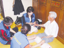 강남지회 독거노인위한 '사랑의 시술'