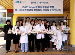 소아환자들에게 테디베어 인형 증정