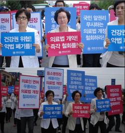 "백의의 천사, 뿔났다...천안에서 항의 시위"