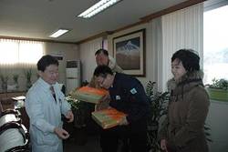 안산산재병원, 용역직원 등에 설맞이 선물전달