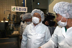 이동필 장관, 축산물 검사현장 방문