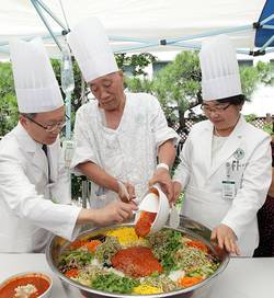 이화의료원 '건강 비빔밥 만들기'로 색다른 소통 눈길