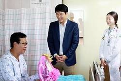 톱스타의 위문으로 얼굴에 웃음꽃이 '활짝'