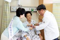 어버이날 맞아 어르신 환자에 꽃 달아주기