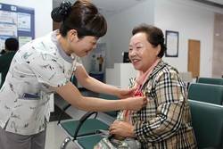 어르신 환자들의 빠른 쾌유를 기원