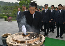 치협 임직원, '호국 보훈의 달' 맞아 현충원 참배