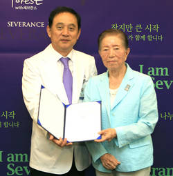 간호사 출신 전직 장관, 전 재산 연세대 기증