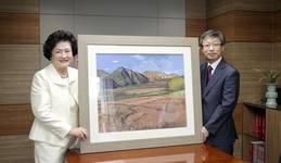 의사화가 최창희 여사, 고대 안산에 서양화 기증