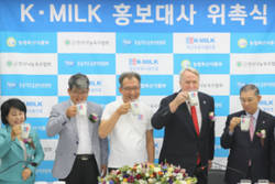 인요한 교수 국산우유 사용인증 홍보대사 위촉