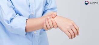손가락 저리고 아프면 의심…무리한 손목사용 피해야