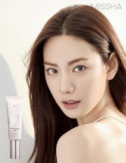 피부 톤 환하게~ 민낯 메이크업 완성