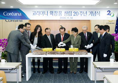 창립 20주년 축하케익을 자르는 유상옥 회장(중앙)을 비롯한 임원들.