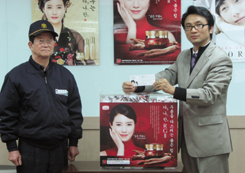 소망화장품 영업본부 김기재 이사(오른쪽)가 쿠폰 추첨 후 당첨자를 발표.