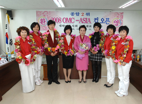 홍콩서 열린 OMC 아시아컵대회에 참석한 국가대표선수와 최영희 회장 등 일행 기념촬영.