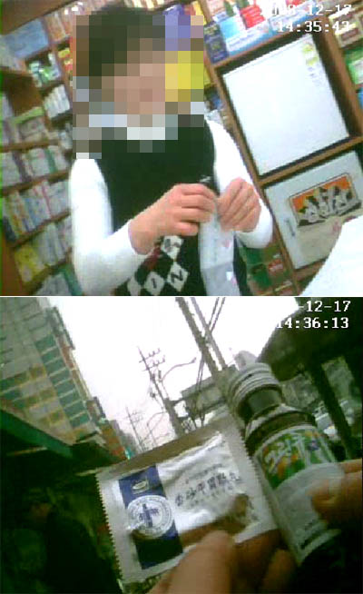 촬영자가 또 다른 약국에서 카운터로 의심되는 종업원으로부터 의약품을 구입하고 있다.