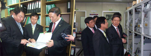 윤여표 청장이 간담회에 앞서 보령제약 안산공장을 둘러보며 밸리데이션 등 현장 애로 사항을 청취하고 있다.