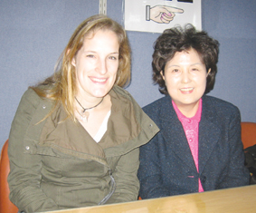 영 침구사 카멜라씨와 김정진 학술위원(좌)