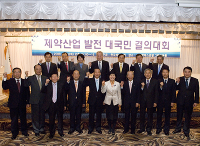 어준선 회장 등 제약업계 CEO들이 전재희 복지부 장관과 함께 2012년 의약품 수출 22억 달성 결의를 다지고 있다.