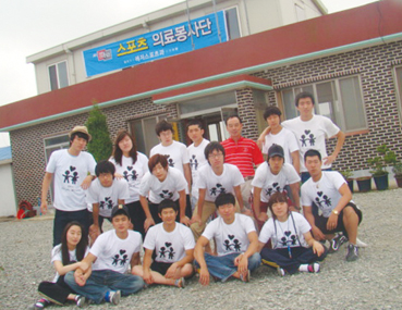 재능대학 레저스포츠과 16명의 학생과 임춘한 교수.