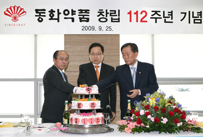 왼쪽부터 윤길준 부회장, 윤도준 회장, 조창수 사장