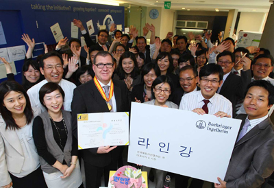군터라인케 베링거인겔하임 사장이 직원들로부터 한글 이름이 새겨진 명함을 전달받고 있다.