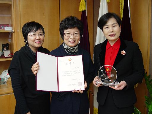 왼쪽부터 한종숙 교수, 조희 교수(연구책임자), 조갑출 총장