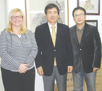 유태우회장(가운데)과 백종국 영국지회장(오른쪽)