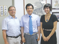 유태우 회장(가운데), 독일 슈미트 박사(왼쪽)와 자리를 함께한 미국 예일대학교대학원생인 웬디씨.