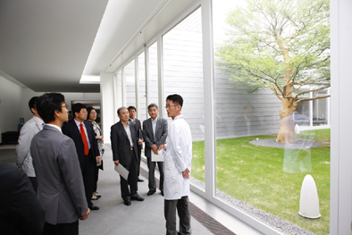 미지움 내부를 설명하는 채병근 스킨케어 연구팀장. (오른쪽 밖에 보이는 팽나무가 자연과의 조화로움을 더해준다.)