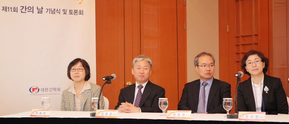 왼쪽부터 식약청 박혜경 과장, 한림의대 김동준 교수, 질병관리본부 권준욱 과장, 서울의대 정숙향 교수