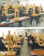 회원들이 금경모형을 구입해 강의를 듣고 있다.