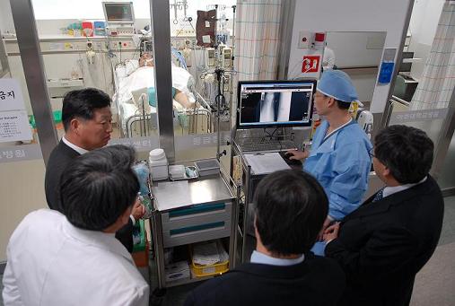 석 선장과 의료진을 격려하는 경만호(왼쪽 첫 번째) 회장