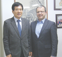 유태우 회장(사진 왼쪽)과 슈미트 박사