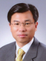 김은호 조사2국장은 국세청 행시27회 출신 국장급 가운데 맏형이다. 김 국장 만큼 우여곡절과 남모를 고난의 세월을 겪은 국세청 관리자가 그리 많치 않다. 그는 그 고난과 역경을 책(독서)으로 정신적 내공을 쌓은 관리자로 정평이 나있다.