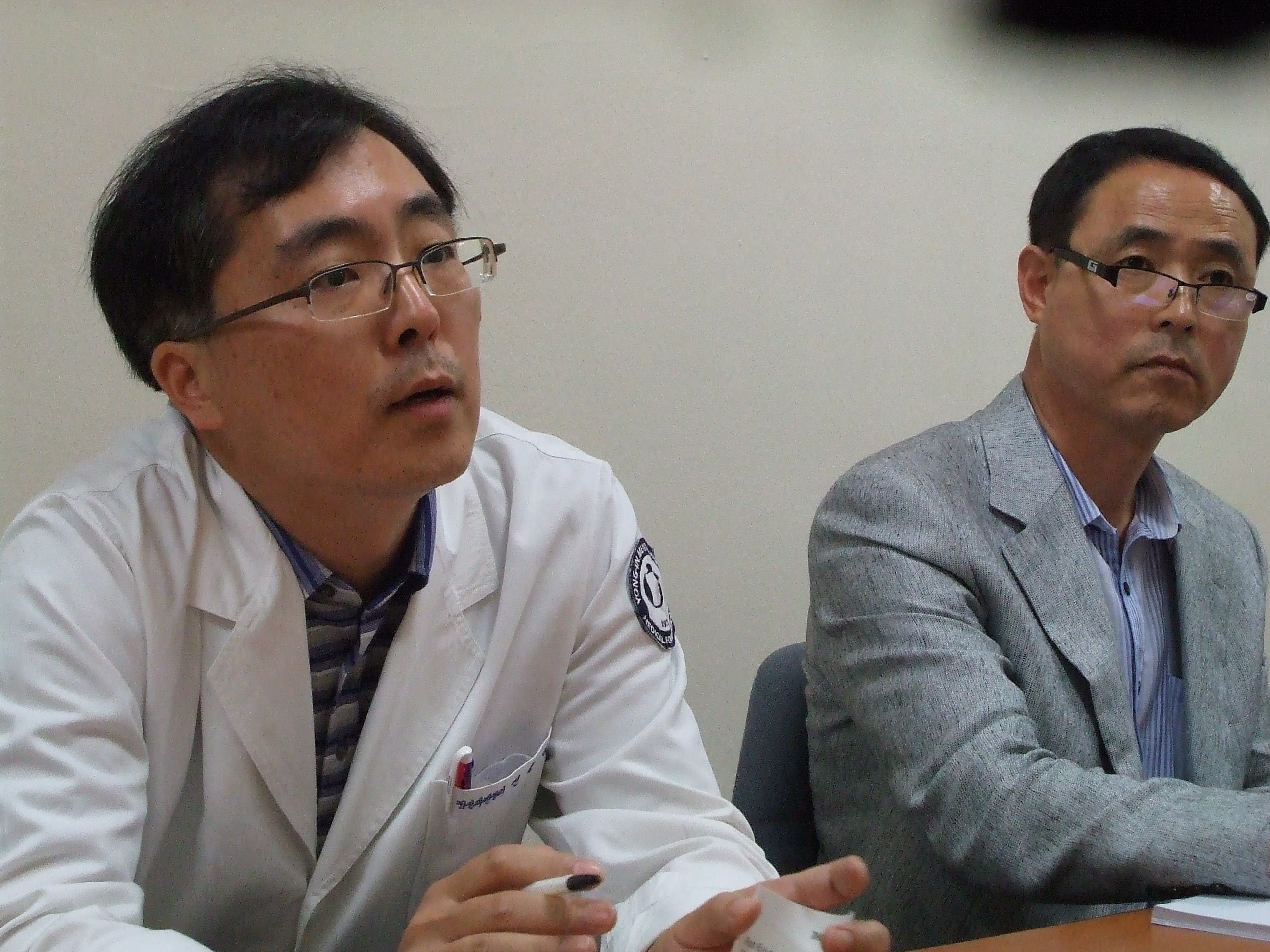 신윤식(왼쪽) 용인정신병원 수련부장이 취재진의 질문에 답변하고 있다. 오른쪽은 조승형 사무국장.