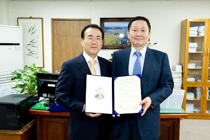 유한식 연기군수와 강덕영 한국유나이티드제약 대표