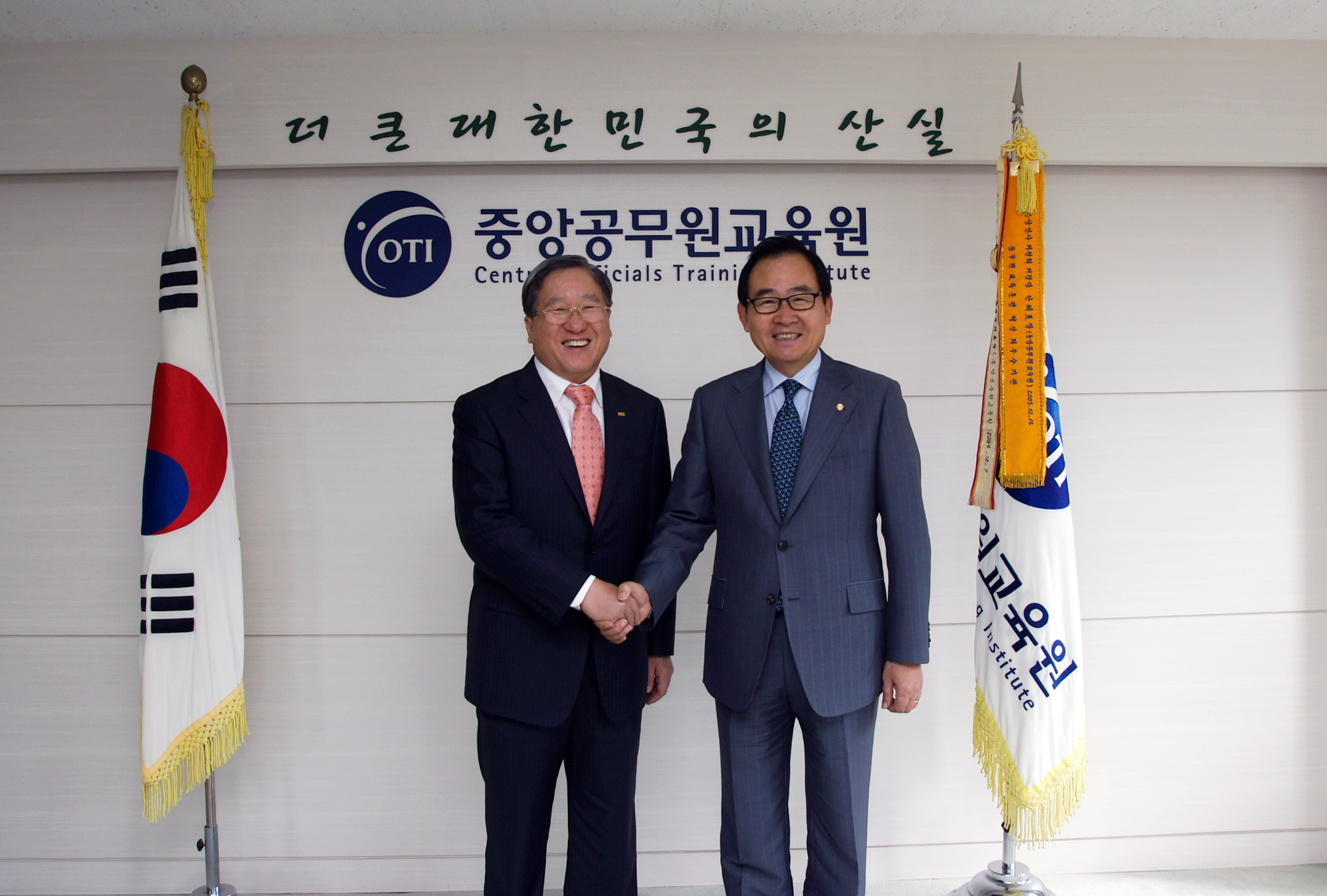 권오형 한국공인회계사회장(사진 왼쪽)이 고공단을 대상으로 한 특강을 하고 윤은기 중앙공무원교육원장(오른쪽)과 반갑게 악수하고 있다.