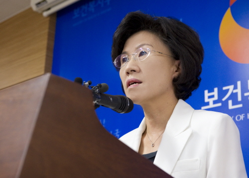 복지부는 이번 제약산업육성법 시행을 계기로 제약산업이 제네릭(복제약) 의약품 위주의 영업경쟁에서 벗어나서 글로벌 시장에서 경쟁이 가능한 차세대 성장산업으로 육성할 수 있도록 혁신형 제약기업을 적극 지원해 나갈 예정이다.<사진은 진수희 복지부장관이 최근 혁신형 제약기업 30개를 선정, 이들 기업을 중심으로 제약산업 선진화를 적극 도모할 계획을 밝히고 있다.>
