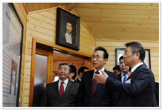 몽골을 국빈방문 중인 이 대통령(사진 가운데)은 이태준 지사의 뜻을 이어 한-몽 간 보건의료 분야 협력에 종사하고 있는 양국 관계자들을 초청해 노고를 치하하고 격려했다.