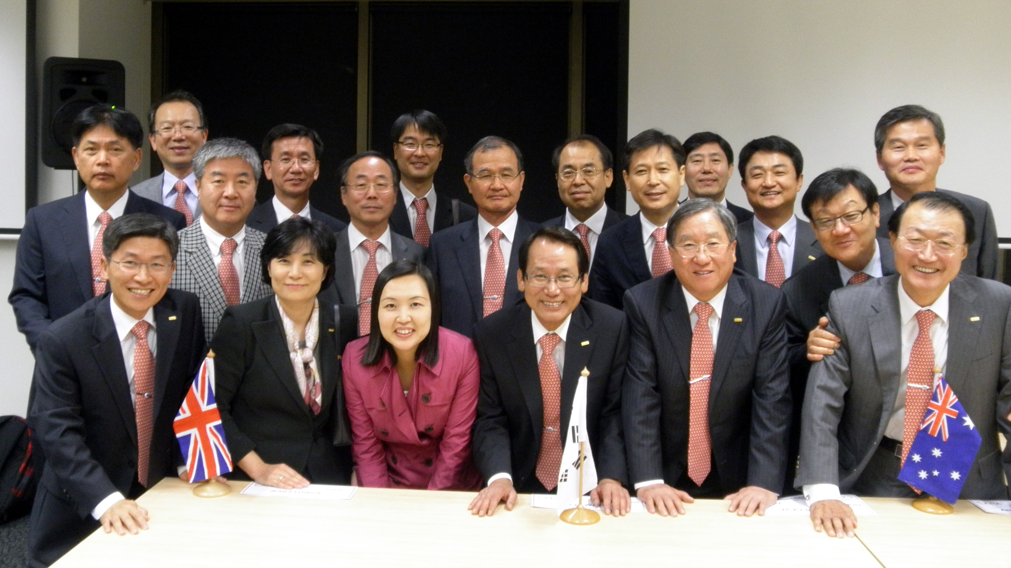 한국공인회계사회 권오형 회장은 “서울이 2015년 CAPA Conference 개최지로 선정된 것에 자랑스럽고, 성공적인 CAPA Conference 개최를 확신한다”면서 또한 “CAPA Conference 개최지 선정은 한국공인회계사회의 국제적 위상제고는 물론 우리나라의 국제적 회계신인도가 한층 제고되는 계기가 될 것으로 기대한다”고 밝혔다.<사진 앞줄 오른쪽에서 두번째가 권오형 회장.>