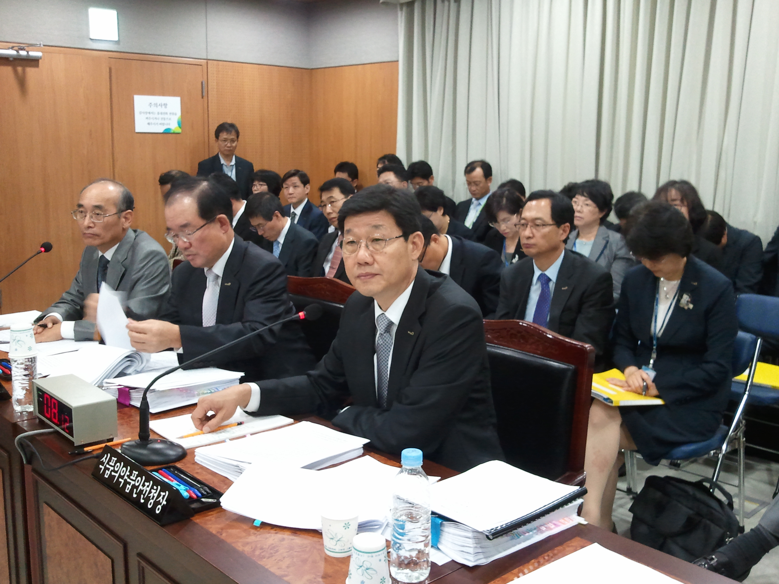 22일 국회 보건복지위(위원장. 이재선)의 식약청에 대한 국감에서 노연홍 식약청장(사진)이 위원들의 집중추궁에 주의 깊게 경청하고 있다.