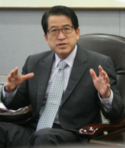 이경호 한국제약협회장은 약가 추가인하와 관련한 정부 정책에 대해 “제약산업을 글로벌 환경에 맞는 규모로 육성해 세계 유수 기업들과 어깨를 나란히 하는 수준으로 산업을 키우겠다는 정부의 발표는 어불성설”이라며 이의 부당성을 대내외에 적극 홍보해 나갈 방침임을 시사했다.