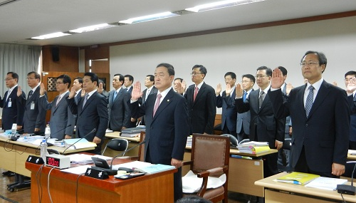 국회 복지위의 복지부에 대한 국정감사에서 복지부 간부들이 성실수감을 다짐하는 선서를 하고 있다.<사진 맨 앞줄에는 최원영 복지부 차관.>