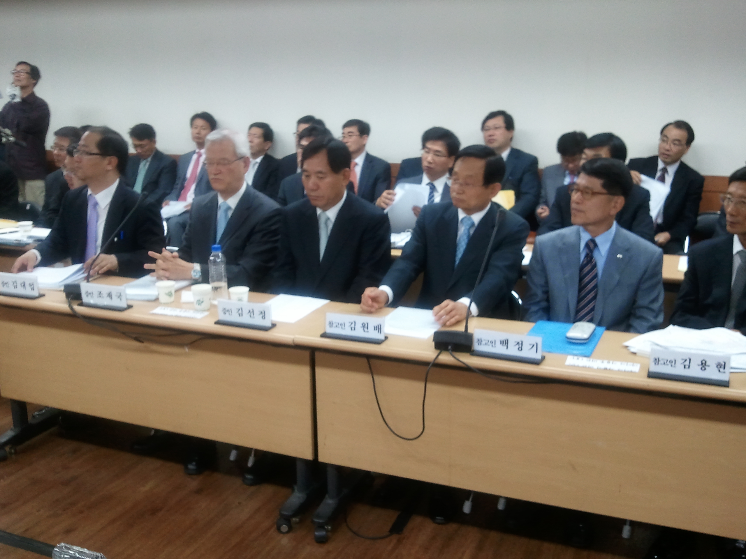 복지부 국감장에 나타난 증인.<사진 맨왼쪽 김대업 약사회 부회장, 조재국 중앙약사심의위 의약품분류소분과위원장, 김선정 전 국민연금 기금이사, 네번째가 동아제약 김원배 사장.>
