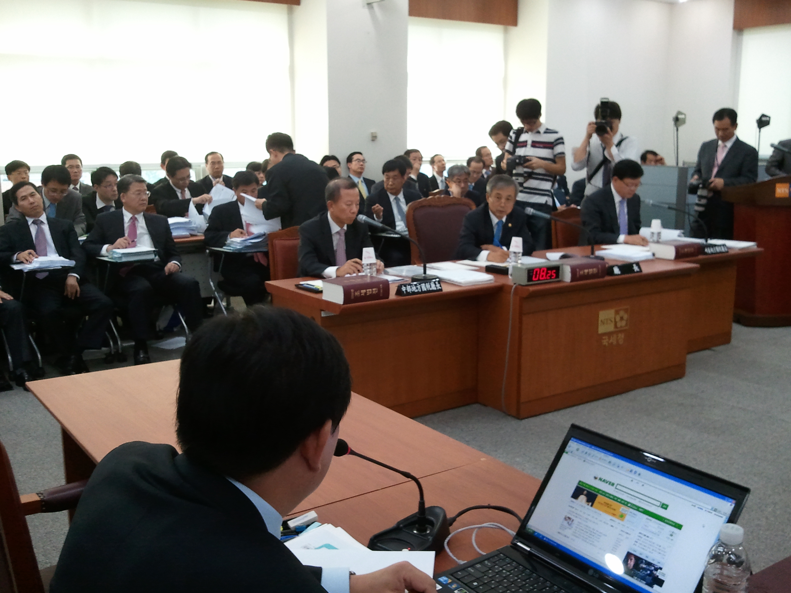 지난 9.26일 국회 기획재정위원회(위원장. 김성조)의 국세청에 대한 국정감사에서 이현동 국세청장(사진 가운데)이 유일호 한나라당 의원이 