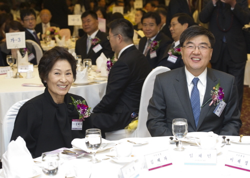 임채민 장관(오른쪽)이 배우 김혜자 씨(왼쪽)와 담소하고 있다.